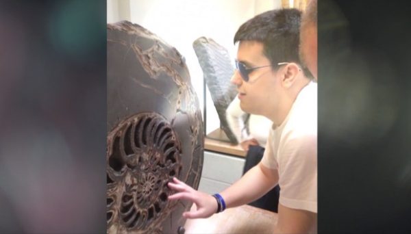 Νόσος Batten: Ο Θοδωρής Ντούμας είναι ο πρώτος παγκοσμίως που τη «νίκησε» – Η ιστορία, το θαύμα και το μυστικό