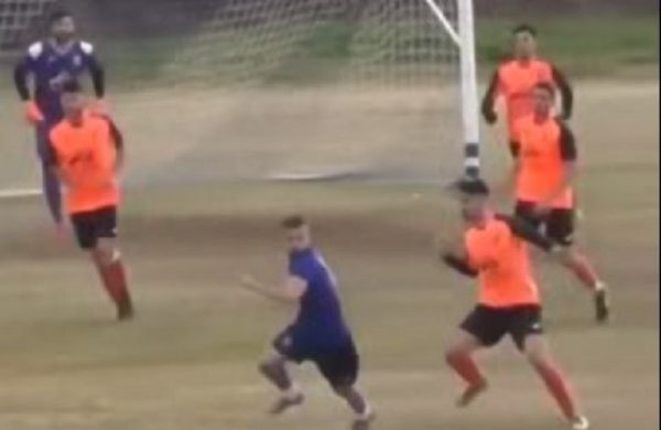 Δεν υπάρχει: Απίθανη βουτιά και ο… ορισμός του πέναλτι σε τοπικό (vid)