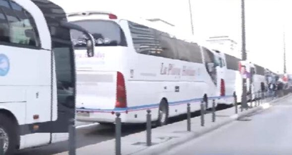 Τουριστικά λεωφορεία: «Χειρόφρενο» στη Συγγρού - Πανελλήνια διαμαρτυρία των ιδιοκτητών
