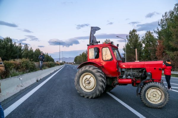 Δεν φεύγουν μόνο οι αγρότες