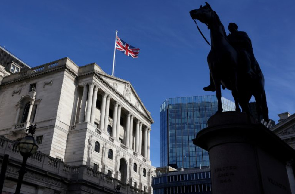 Η Τράπεζα της Αγγλίας διατηρεί αμετάβλητα τα επιτόκια