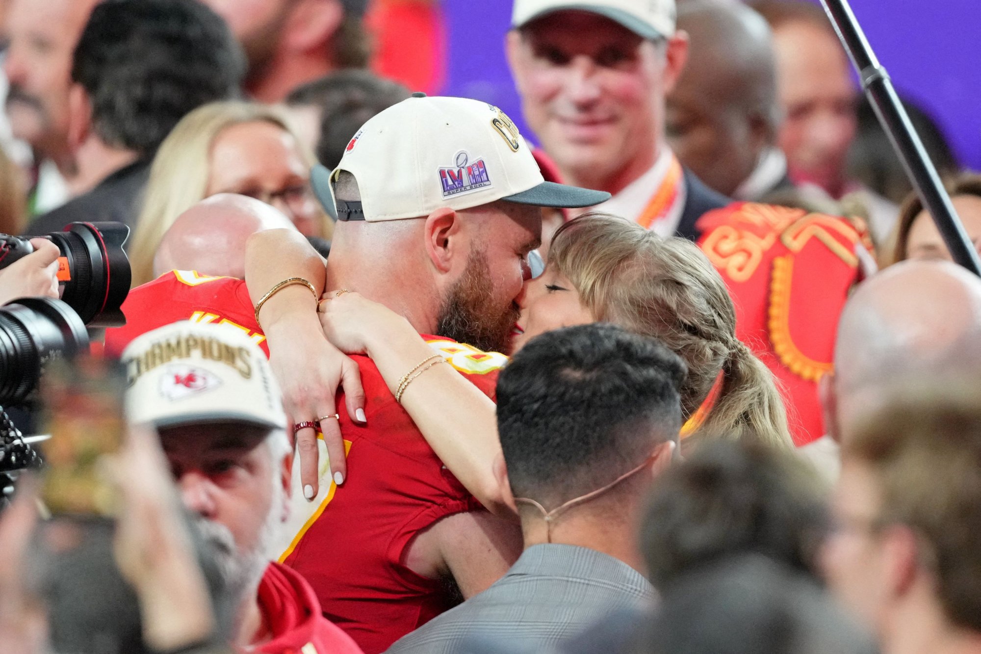 Τα φιλιά της Τέιλορ Σουίφτ στον Travis Kelce μετά τη νίκη στο Super Bowl