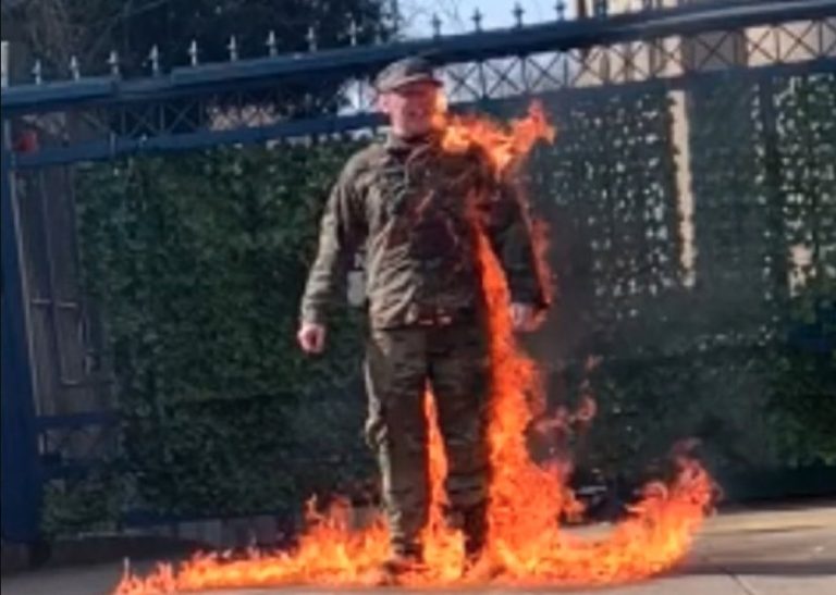 Ουάσιγκτον: Στρατιωτικός των ΗΠΑ αυτοπυρπολήθηκε έξω από την πρεσβεία του Ισραήλ