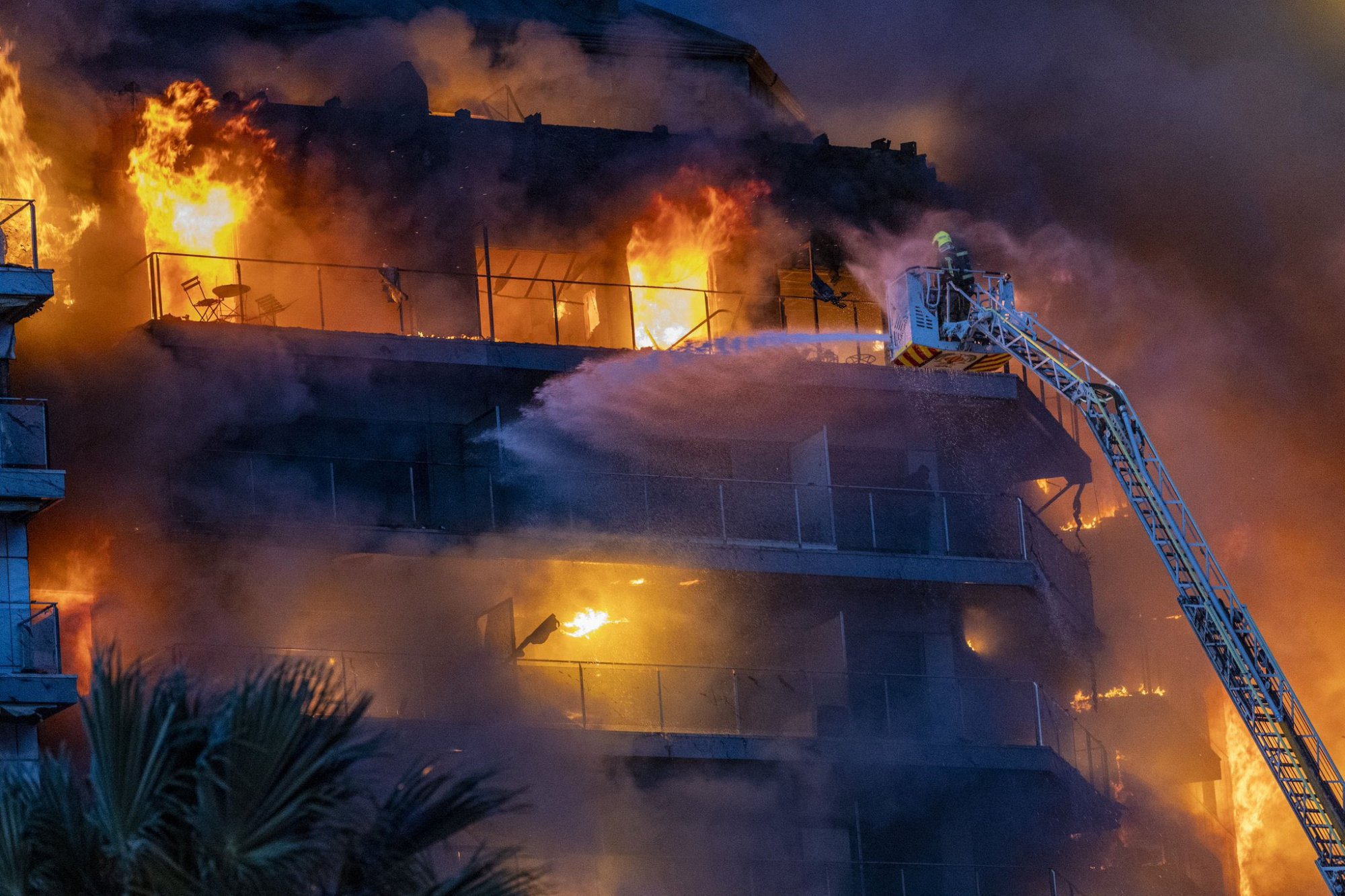 Ισπανία: Τουλάχιστον 4 νεκροί από την τεράστια πυρκαγιά σε 14ώροφο συγκρότημα κατοικιών στη Βαλένθια