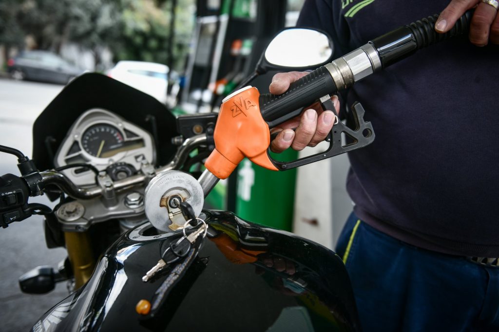 Σκαρφαλώνουν οι τιμές των καυσίμων – Ακουμπά τα 2 ευρώ η βενζίνη