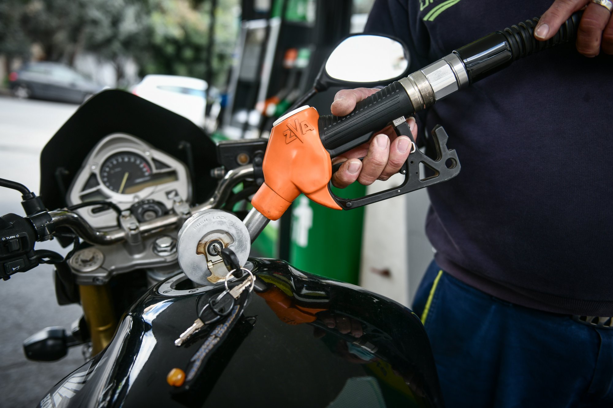 Σκαρφαλώνουν οι τιμές των καυσίμων - Ακουμπά τα 2 ευρώ η βενζίνη