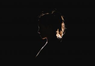 Ιταλία: Ομαδικός βιασμός 13χρονης μπροστά στα μάτια του φίλου της