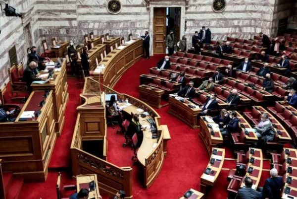 Συνταξιούχοι εργαζόμενοι: Στη Βουλή η ανάλγητη απόφαση της επιστροφής μισθών που ανέδειξε το in