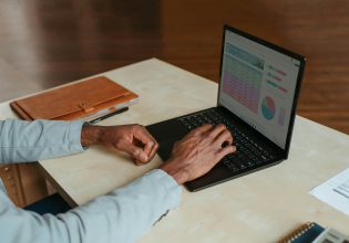 Είναι η τηλεργασία η νέα νόρμα; – Τα ωφέλη και οι σοβαρές προκλήσεις