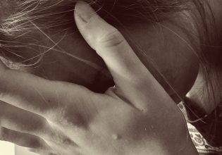 «Φως στο Τούνελ»: Κύκλωμα «εξαφάνισε» ανήλικες μαθήτριες – «Τις έκρυβαν σε εγκαταλελειμμένα σπίτια»