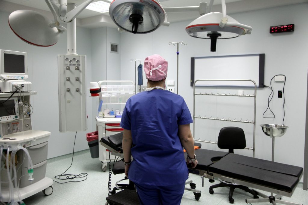 Από τους κακοπληρωμένους γιατρούς και τα ράντζα, στα απογευματινά χειρουργεία… ένα νόμιμο «φακελάκι» δρόμος