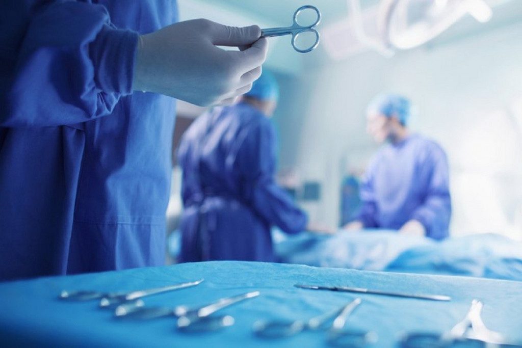 Δημοσκόπηση: Δεν θέλουν τα απογευματινά χειρουργεία – Οι νέοι λένε «όχι» στα ιδιωτικά πανεπιστήμια