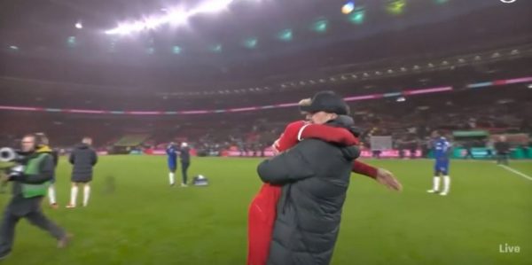 Η θερμή αγκαλιά ανάμεσα στον Κλοπ και τον Τσιμίκα μετά το τέλος του τελικού (vid)