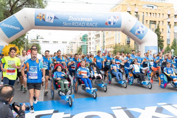 Stoiximan Wheels of Change: Τρέχοντας μαζί με Άτομα με Αναπηρία στον Ημιμαραθώνιο Αθήνας
