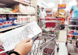 Ακρίβεια: «Όλα λάθος» – Οι ανεξάρτητες αρχές εκθέτουν την κυβέρνηση