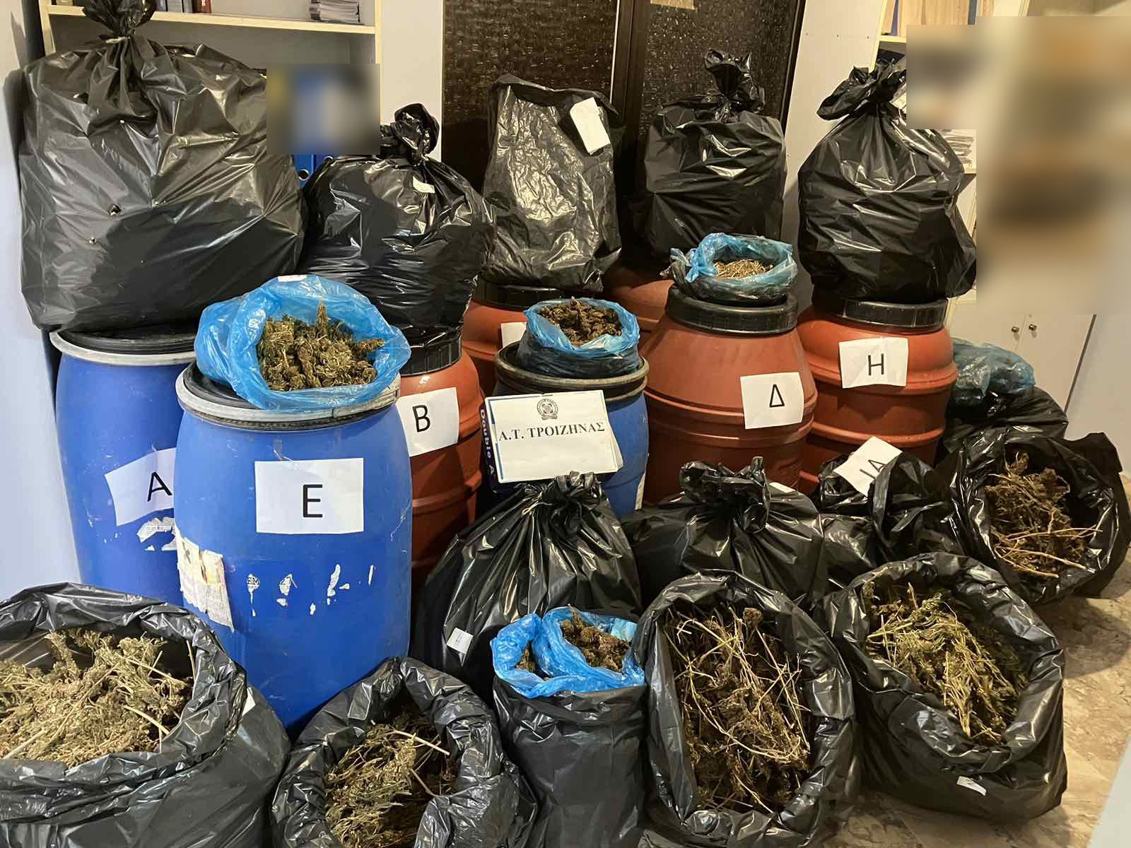 Τροιζίνα: Σακούλες και βαρέλια που βρέθηκαν σε οικόπεδο είχαν μέσα 49 κιλά κάνναβη
