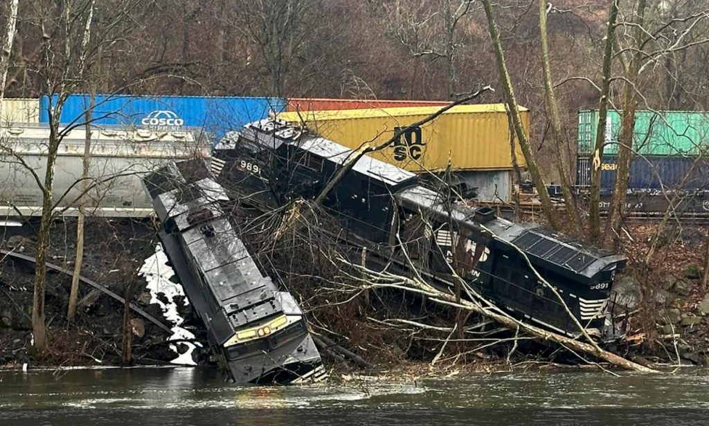 Εκτροχιασμός τρένου στην Πενσυλβάνια – Βαγόνια έπεσαν σε ποτάμι