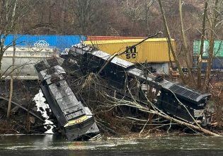 Εκτροχιασμός τρένου στην Πενσυλβάνια – Βαγόνια έπεσαν σε ποτάμι
