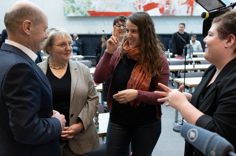 Το γερμανικό κοινοβούλιο καλωσόρισε την πρώτη κωφή βουλευτή – «Σήμερα γράφουμε πραγματικά ιστορία»