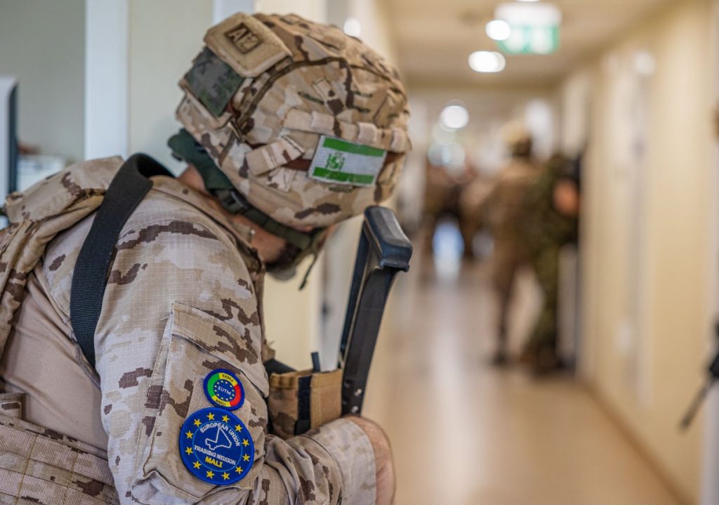 «Η Ευρώπη αποσύρεται προς τέρψη της Ρωσίας»