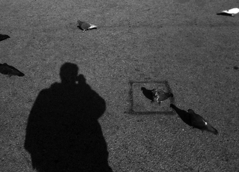 Τη σκιά του σταθμάρχη φώτισε η λαϊκή οργή και πλέον δεν φθάνει να «καλύψει» τον κάθε Καραμανλή