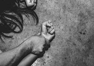 Εξάρχεια: Ληστές εισέβαλαν σε διαμέρισμα 36χρονης και αποπειράθηκαν να τη βιάσουν