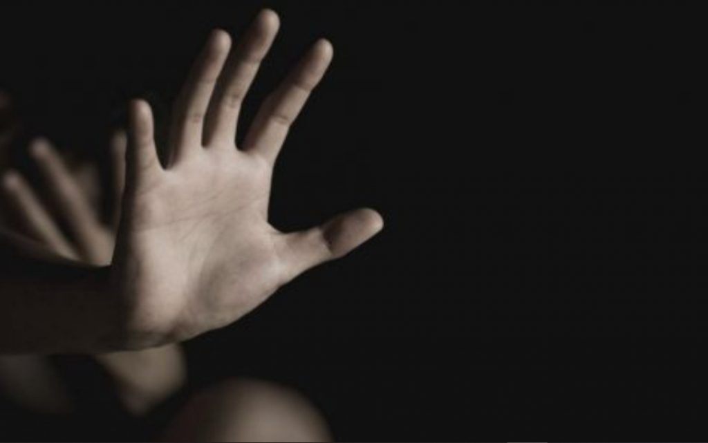 Ζευγάρι τουριστών δέχθηκε επίθεση από συμμορία – Επτά άνδρες βίασαν τη γυναίκα