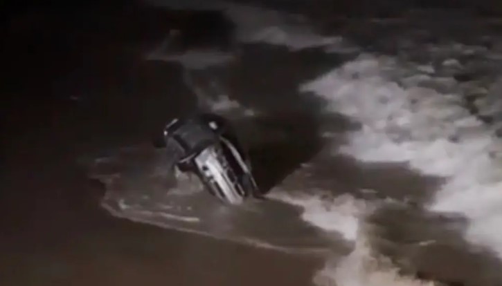 ΗΠΑ: Όχημα κατέληξε στη θάλασσα έπειτα από τρελή καταδίωξη στο Λος Άντζελες
