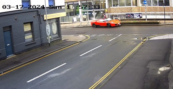 Αγγλία: Πρώην παίκτης ριάλιτι τα πήρε όλα σβάρνα με την Ferrari του – Δείτε βίντεο