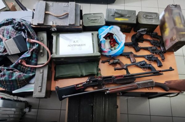 Συνταξιούχος στο Λουτράκι είχε μετατρέψει το σπίτι του σε οπλοστάσιο