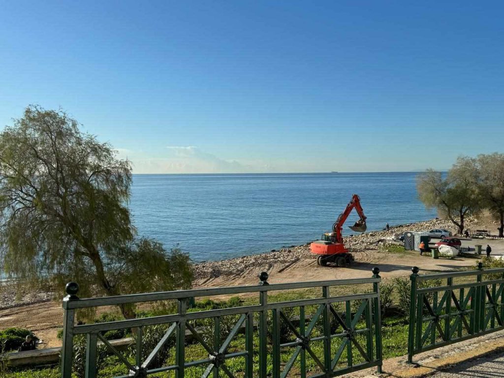 Καθαρισμός της παραλίας Φρεαττύδας από τον Δήμο Πειραιά