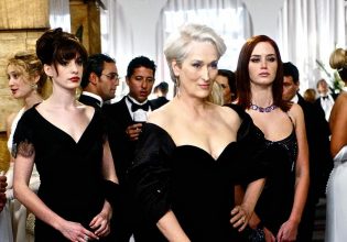 Η Αν Χάθαγουεϊ αναβιώνει τα κοστούμια του «Ο διάβολος φοράει Prada» 18 χρόνια μετά