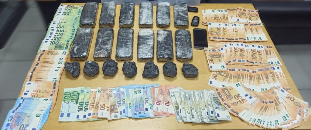 Θεσσαλονίκη: Ανδρόγυνο έκρυβε σε βράχια επτά κιλά ηρωΐνης – Στην κατοχή του βρέθηκαν 20.000 ευρώ