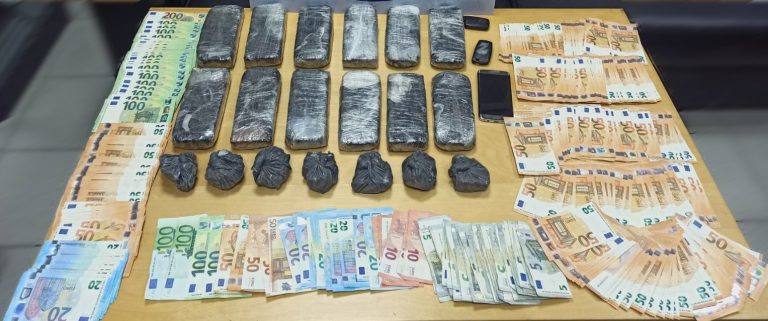 Θεσσαλονίκη: Ανδρόγυνο έκρυβε σε βράχια επτά κιλά ηρωΐνης – Στην κατοχή του βρέθηκαν 20.000 ευρώ