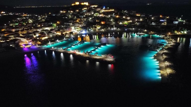 Ο υποθαλάσσιος φωτισμός του λιμανιού τα αλλάζει όλα στο Παράλιο Άστρος