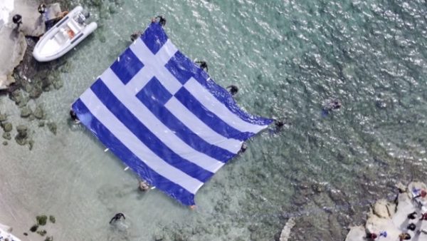 25η Μαρτίου: Η ελληνική σημαία «στολίζει» τη θάλασσα του Πειραιά, ο Πύργος «ντύθηκε» γαλανόλευκος