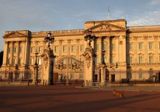 Λονδίνο: Όχημα έπεσε πάνω στις πύλες του παλατιού του Μπάκιγχαμ