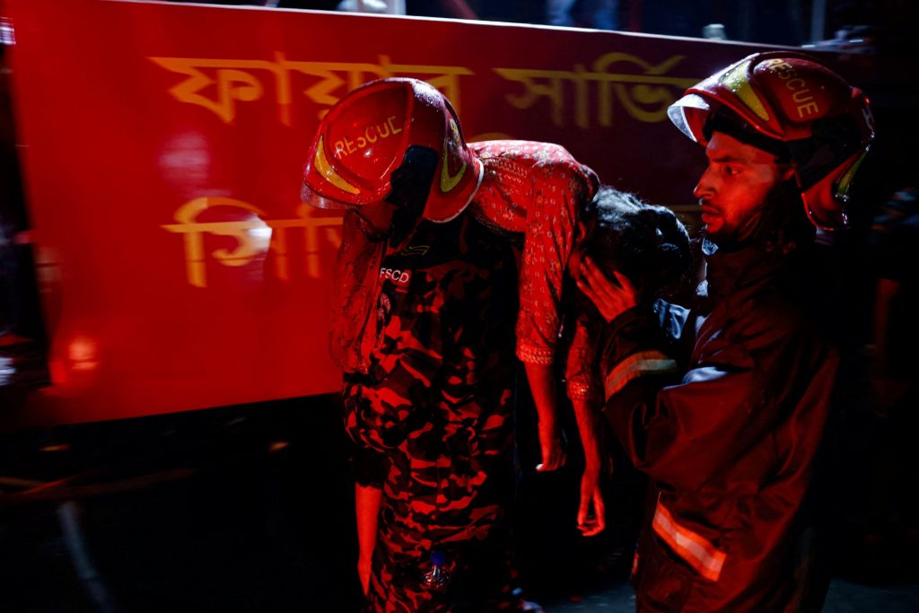 Μπαγκλαντές: Τουλάχιστον 45 νεκροί από πυρκαγιά σε εμπορικό κέντρο