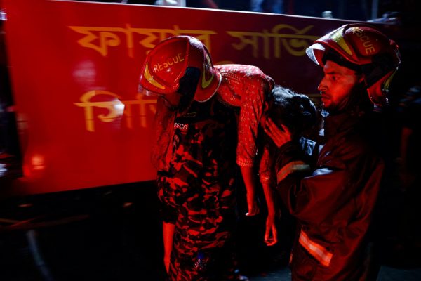 Μπαγκλαντές: Τουλάχιστον 45 νεκροί από πυρκαγιά σε εμπορικό κέντρο