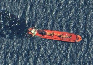 Ερυθρά Θάλασσα: Βυθίστηκε το βρετανικό Rubymar που χτύπησαν οι Χούθι – Τεράστια περιβαλλοντική καταστροφή