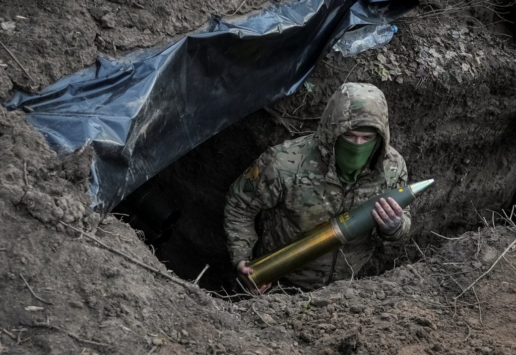 Τριπλάσιο αριθμό πυρομαχικών από ότι ΗΠΑ και Ευρώπη μαζί παράγει η Ρωσία για την Ουκρανία