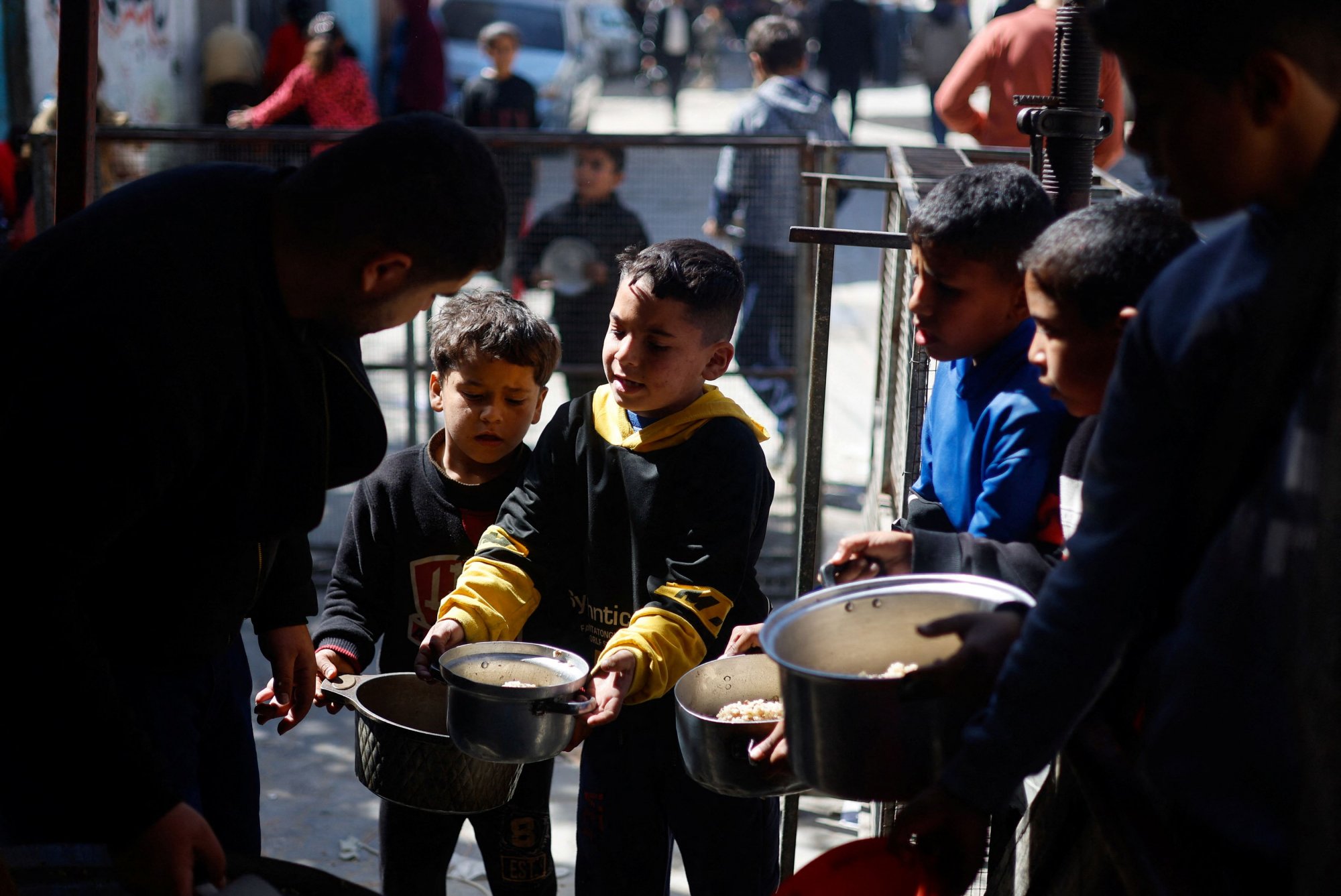 Γάζα: Αντιμέτωποι και με λιμό οι Παλαιστίνιοι - Η Βρετανία έριξε από τον αέρα 10 τόνους βοήθειας