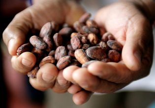 Στην… στρατόσφαιρα η τιμή του κακάο – Ακριβότερο και από τον χαλκό