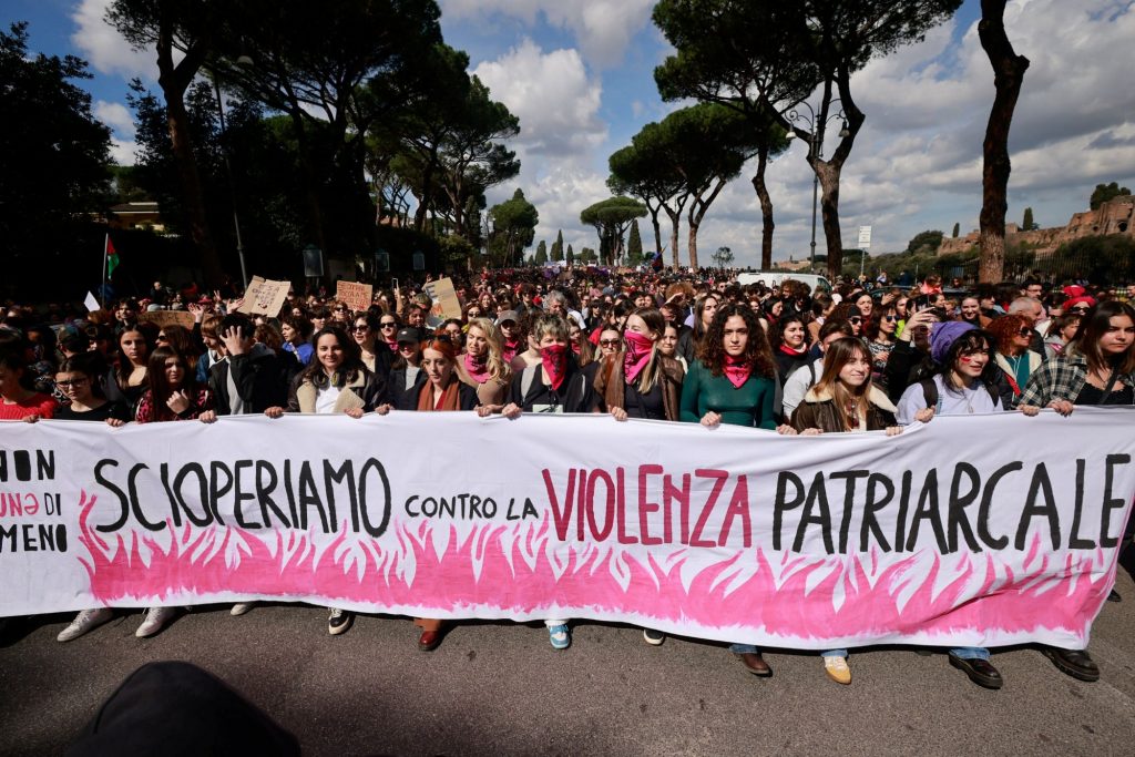 Ιταλία: Γενική απεργία υπέρ των δικαιωμάτων των γυναικών – Δυναμική πορεία στη Ρώμη