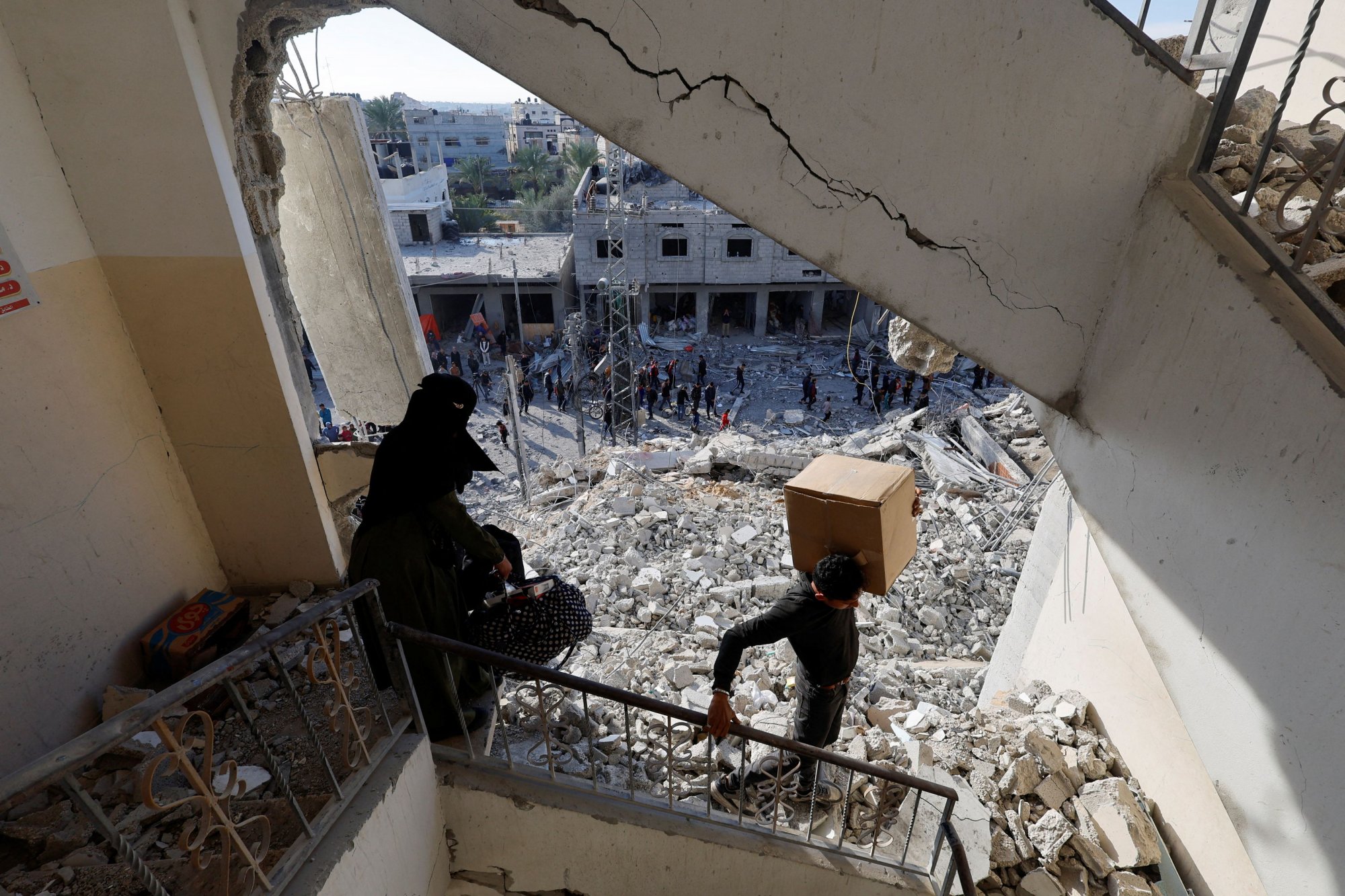Γάζα: Το Ισραήλ έπληξε 12ώροφη πολυκατοικία στη Ράφα - Δεκάδες οικογένειες άστεγες