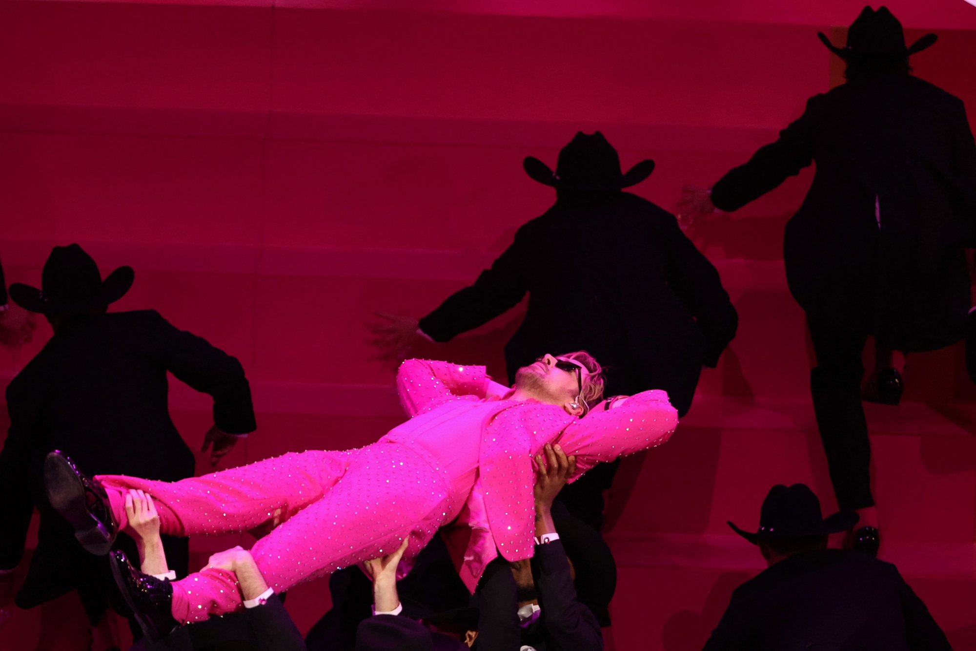 Ο Ράιαν Γκόσλινγκ ερμηνεύει το τραγούδι «I’m Just Ken» από την Barbie στα Όσκαρ – με 65 Kens