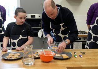 Ο πρίγκιπας Γουίλιαμ «έσπασε» τη σιωπή του – Οι αναφορές στην Κέιτ μετά τον σάλο