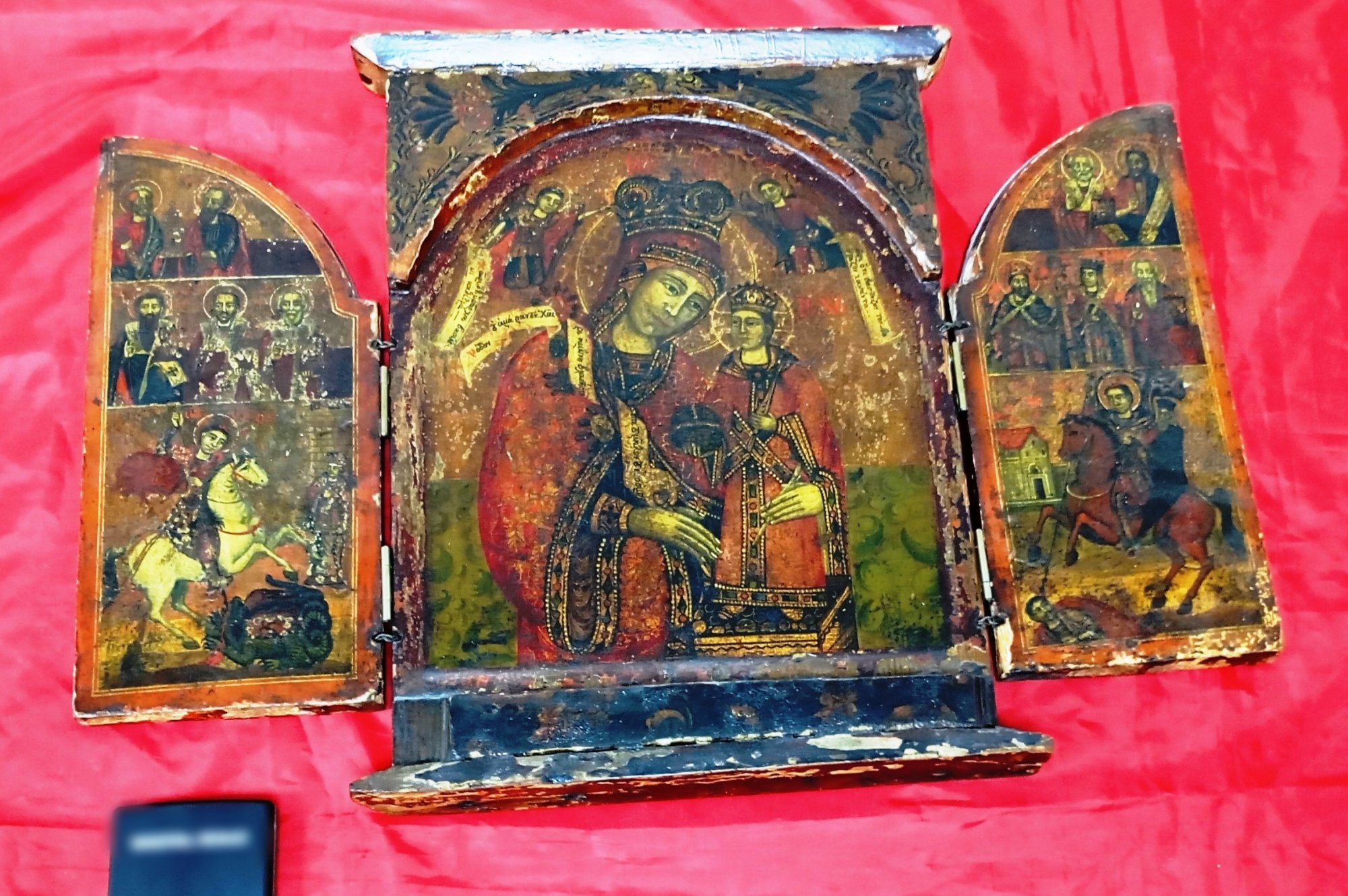 Θεσσαλονίκη: Αρχαιοκάπηλος έκρυβε στο σπίτι του δακτυλίδι της Βυζαντινής εποχής, εικόνες και νομίσματα