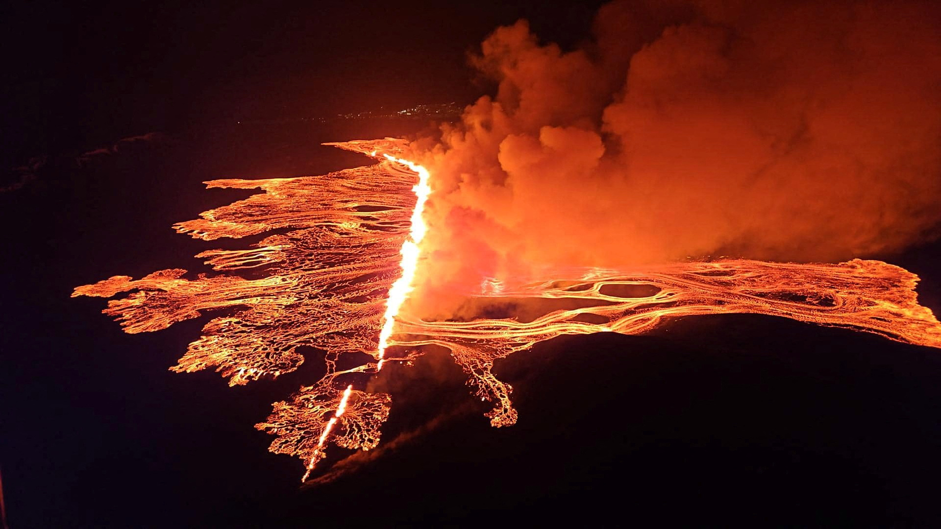 Ισλανδία: Στους πρόποδες του Γκρίνταβικ η ηφαιστειακή λάβα - Σε κατάσταση έκτακτης ανάγκης το νότιο τμήμα