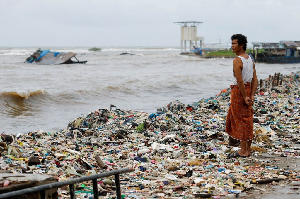 Πλαστικά: Το ινδονησιακό ψαροχώρι που πνίγεται σε τσουνάμι σκουπιδιών
